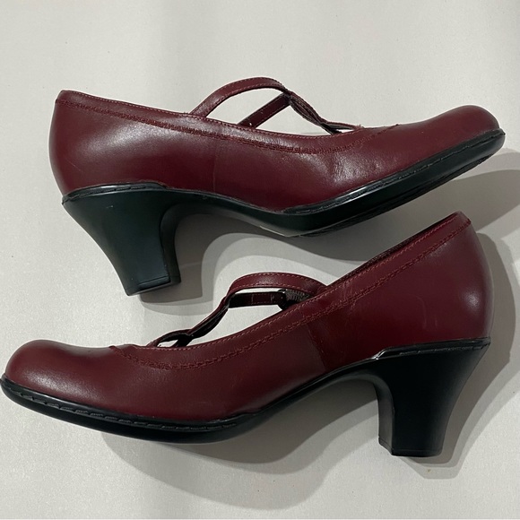 NWOB Clarks Mary Jane Deep Red Leather Buckle Strap Short Heel Shoes Size 7.5M - Picture 5 of 14